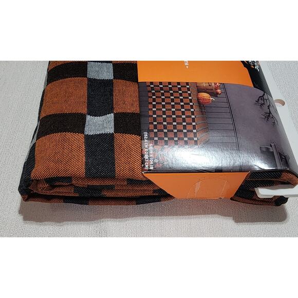 Hyde & EEK! Boutique Plaid Tablecloths 60''x104'' - Picture 6 of 7